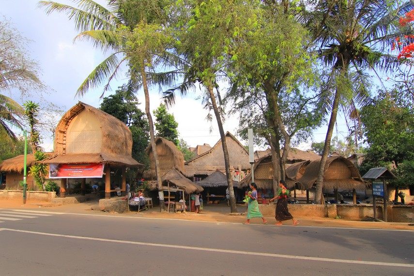 Desa Sade Oase Lokal Budaya Sasak di Lombok