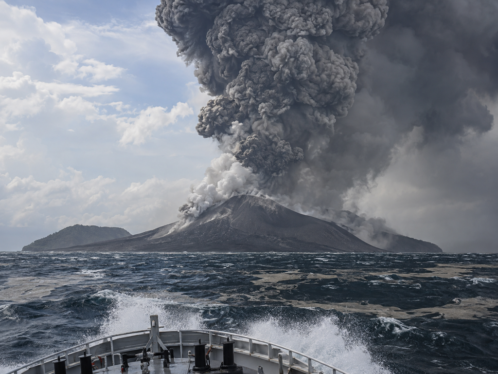 Kolom letusan abu vulkanik Gunung Anak Krakatau membubung tinggi di atas perairan Selat Sunda.
