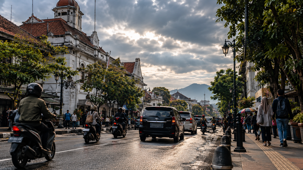Situasi arus lalu lintas dan mobilitas wisatawan di koridor destinasi wisata Malang saat liburan.