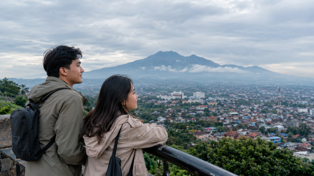 Pelancong domestik melihat pemandangan pusat kota sejuk di destinasi wisata Malang.